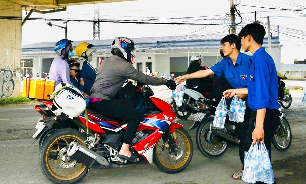 Ngoài lực lượng công an, còn có lực lượng đoàn viên, Đội thanh niên xung kích cùng tham gia phát nước. Ảnh: VH 1000045104.jpg
