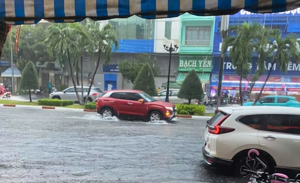 cơn mưa lớn.jpg