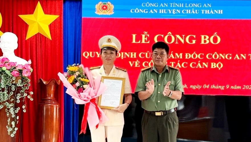 Đại tá Nguyễn Văn Hòa trao quyết định của Giám đốc Công an tỉnh cho Thượng tá Phan Thị Tường Vi. Ảnh: CA Công an tỉnh Long An (1).jpeg