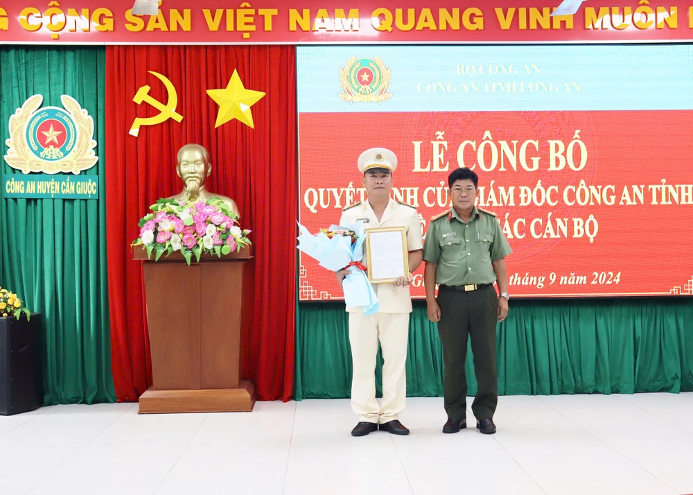 Đại tá Nguyễn Văn Hòa trao quyết định của Giám đốc Công an tỉnh cho Thượng tá Huỳnh Văn Quang Vũ. Ảnh: TP Công an tỉnh Long An (1).jpg