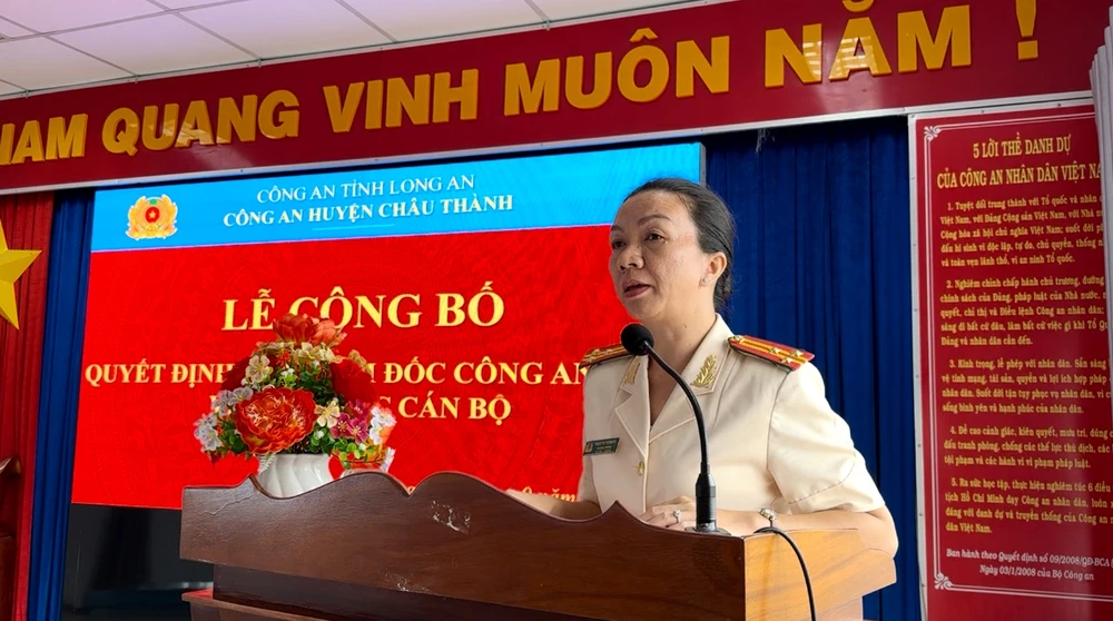 Thượng tá Phan Thị Tường Vi phát biểu nhận nhiệm vụ tại buổi lễ. Ảnh: CA Công an tỉnh Long An (2).jpeg