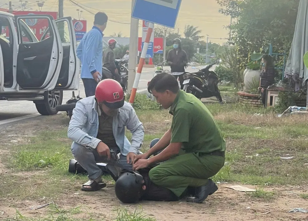 Lực lượng công an đã truy đuổi bắt giữ hai kẻ cướp giật dây chuyền. Ảnh: CA giật dây chuyền (2).jpg