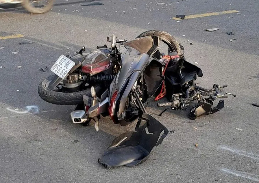 hai thanh niên chạy ngược chiều.jpg