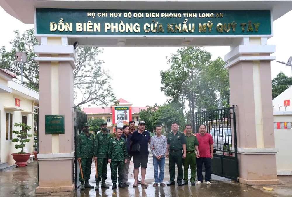 Đồn Biên phòng Cửa khẩu Mỹ Quý Tây bàn giao Lê Đình Quân cho Cơ quan CSĐT Công an tỉnh Bà Rịa - Vũng Tàu. Ảnh: BP bị can giết người.jpg