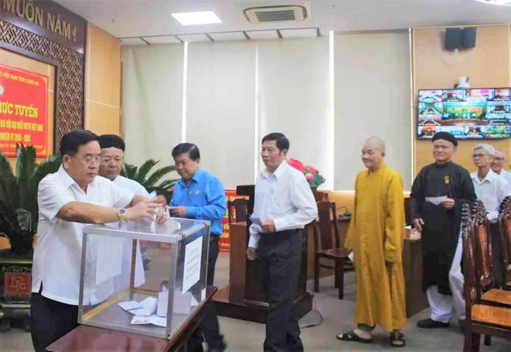 Các đại biểu tham gia hội nghị Quán triệt Nghị quyết Đại hội đại biểu MTTQ Việt Nam tỉnh lần thứ X ủng hộ đồng bào vùng bão lũ, thiên tai. Ảnh: NM đồng bào vùng bão lũ .jpg