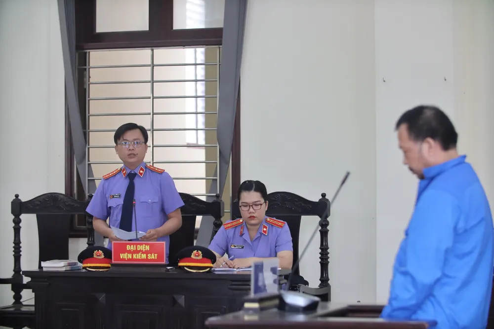 Đại diện Viện Kiểm Sát nêu quan điểm của mình trước hành vi phạm tội của bị cáo Đỗ Hoàng Thanh. Ảnh: HD gã chồng hờ (3).JPG