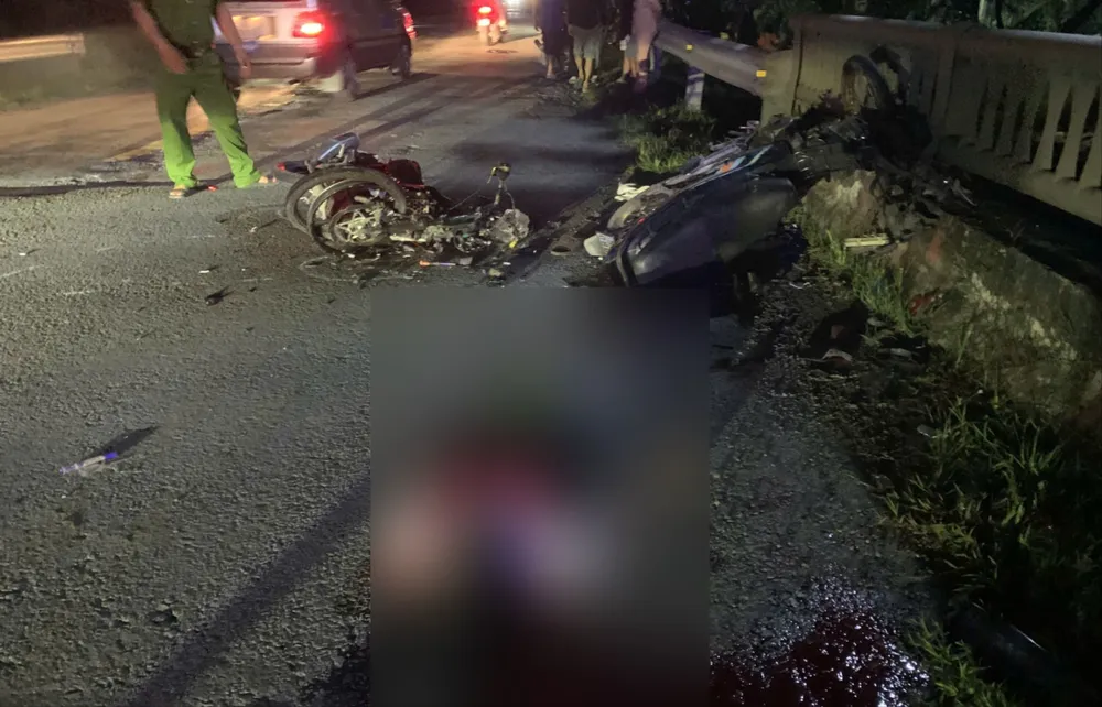 Hiện trường vụ tai nạn giữa hai xe máy đối đầu nhau trong đêm. Ảnh: CTV Hai xe máy đối đầu.jpg