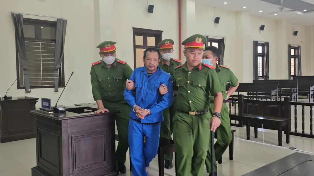 Bị cáo Đỗ Hoàng Thanh bị áp giải đến trại tạm giam sau khi phiên tòa kết thúc. Ảnh: HD tử hình gã chồng hờ (2).jpg