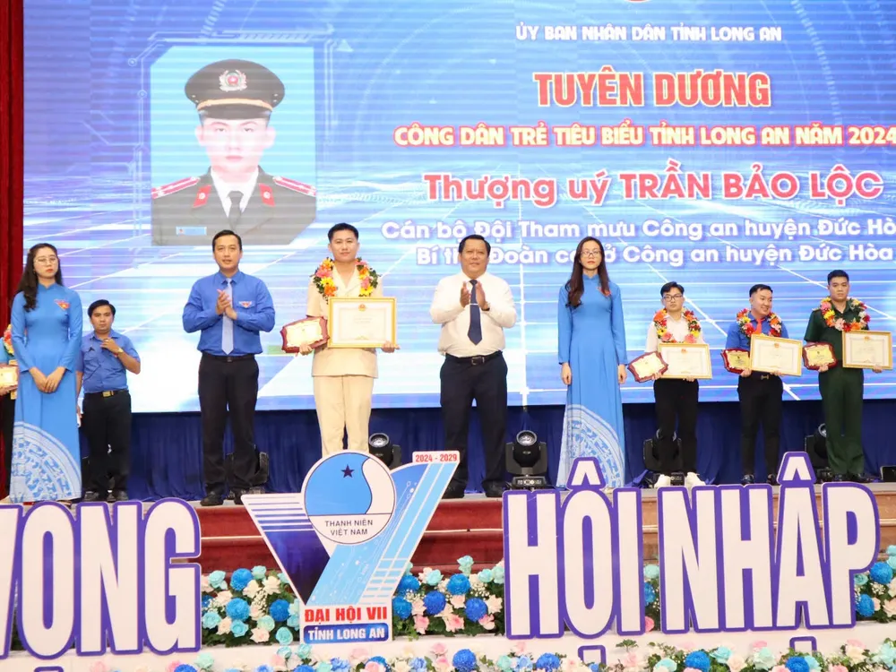 Thượng úy Trần Bảo Lộc đơn vị Công an tỉnh một trong 9 công dân trẻ tiêu biểu nhận bằng khen tại buổi lễ. Ảnh: HD 1000047002.jpg