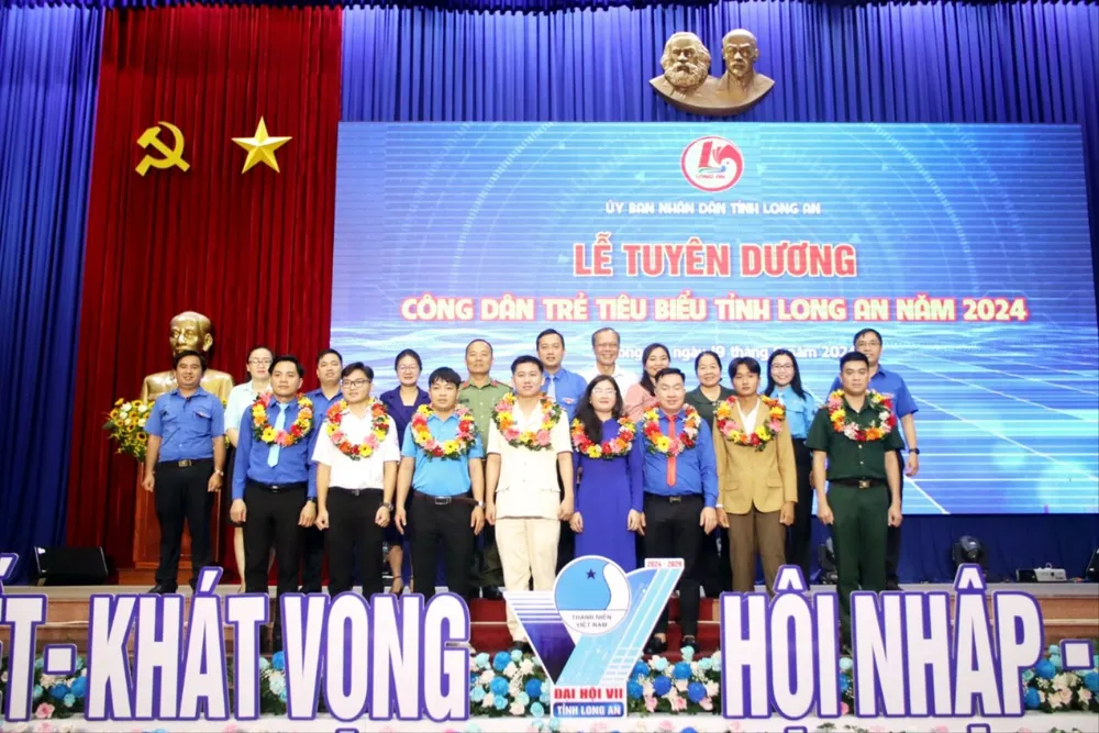 9 công dân tiêu biểu cùng Hội đồng bình chọn danh hiệu Công dân trẻ tỉnh Long An năm 2024 tại buổi lễ. Ảnh: HD công dân trẻ tiêu biểu.JPG