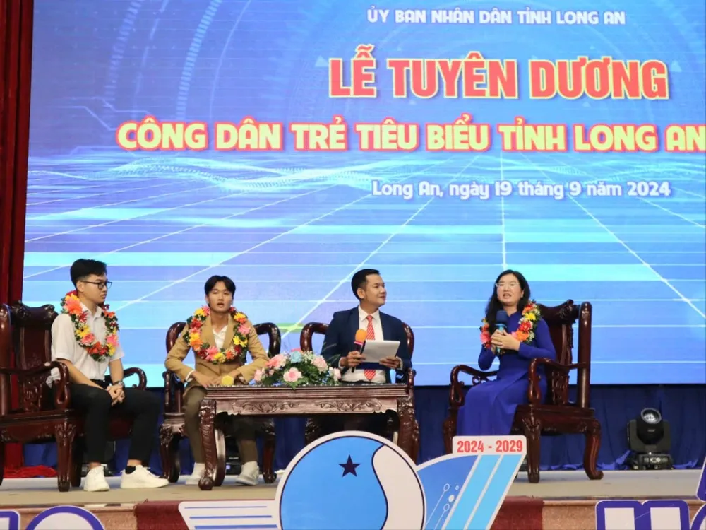 Đại diện các công dân trẻ tiêu biểu giao lưu tại buổi lễ tuyên dương. Ảnh: HD công dân trẻ tiêu biểu.jpg