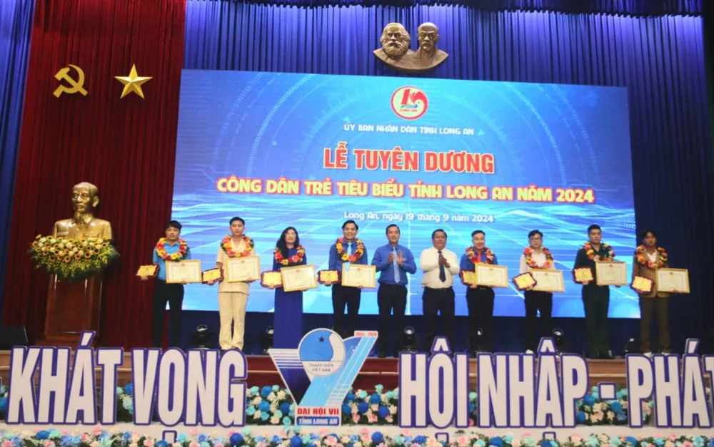 9 công dân trẻ tiêu biểu của tỉnh Long An được tuyên dương tại buổi lễ. Ảnh: HD công dân trẻ tiêu biểu.JPG