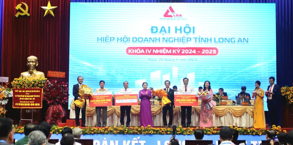 Hiệp hội doanh nghiệp tỉnh Long An trao tặng bảng tượng trưng hỗ trợ kinh phí cho Quỹ vì người nghèo và đồng bào bị thiệt hại do bão số 3. Ảnh: HD 1000047812.jpg