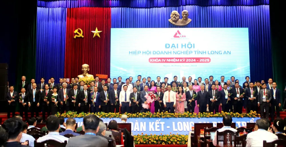 Ban Chấp hành Hiệp hội Doanh nghiệp tỉnh Long An nhiệm kỳ 2024-2029 ra mắt đại hội. Ảnh: HD Hiệp hội Doanh nghiệp.jpg