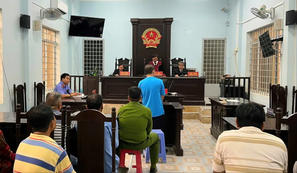 Phiên tòa xét xử bị cáo Võ Minh Luân. Ảnh: ANH THI lừa người nuôi heo .jpg
