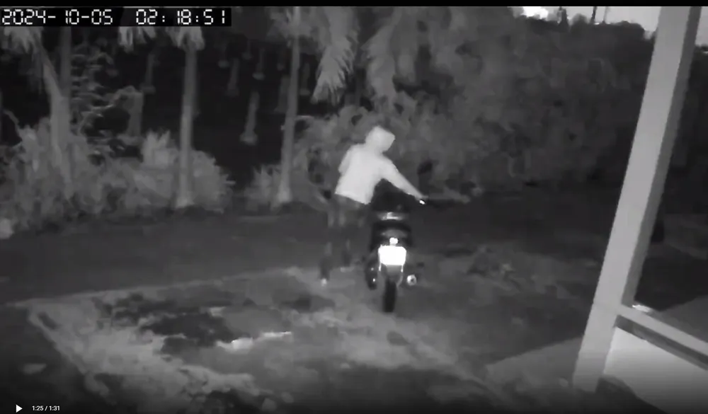 Ba thanh niên lần lượt trộm hai máy và một mô tơ bơm nước rồi tẩu thoát. Ảnh: Cắt từ clip