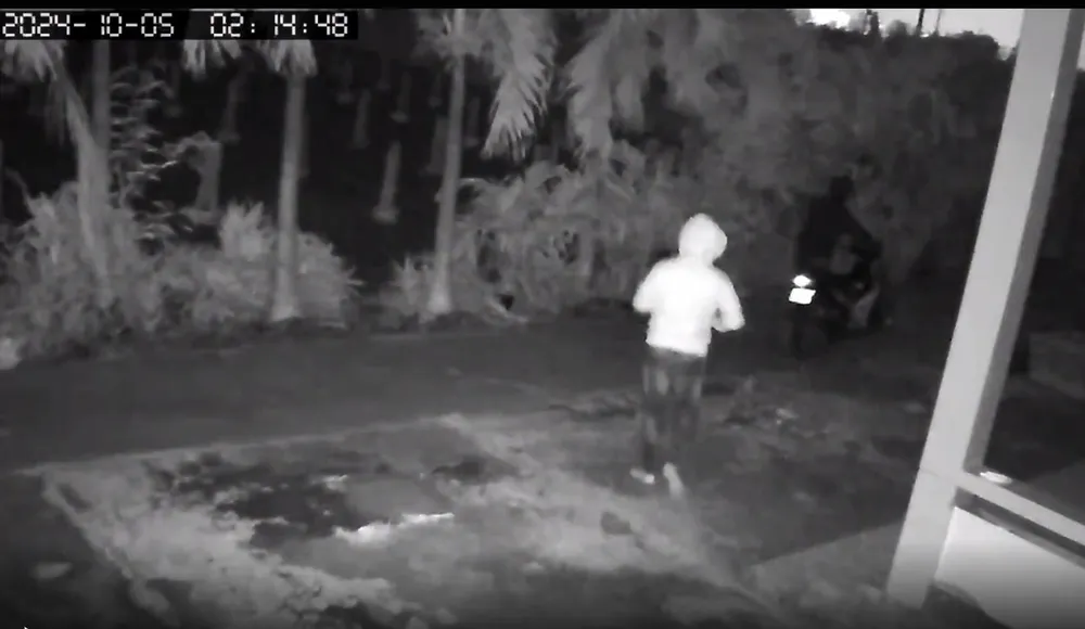 Clip ghi cảnh 3 thanh niên đột nhập trộm hai xe máy ở Long An