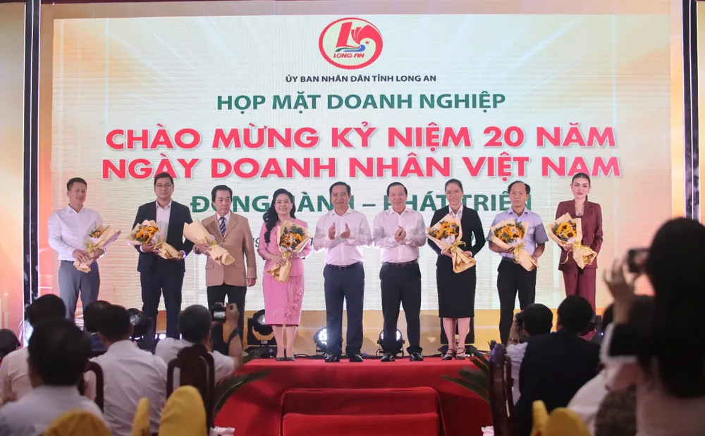 Lãnh đạo tỉnh Long An tri ân, cảm ơn sự đóng góp của các doanh nghiệp đã giúp đỡ đồng bào bị ảnh hưởng cơn bão số 3. Ảnh: HD Chủ tịch UBND tỉnh Long An 1.jpg