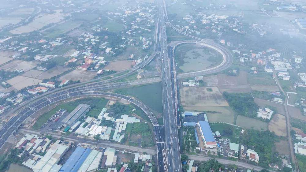 Nút giao kết nối từ cao tốc TP.HCM - Trung Lương xuống cao tốc Bến Lức - Long Thành dần hoàn thiện. Ảnh:HD Cao tốc Bến Lức - Long Thành_6.jpg