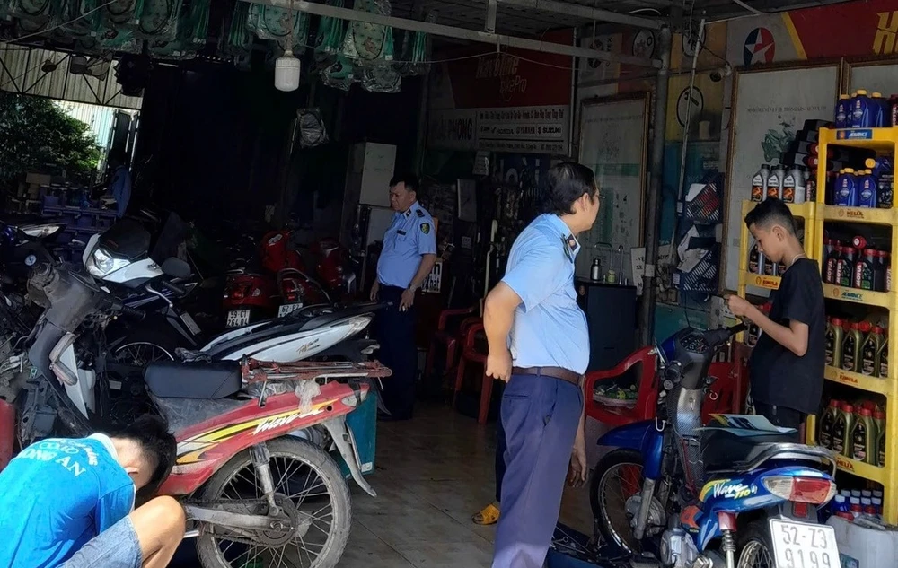 Phụ tùng xe máy giả.jpeg