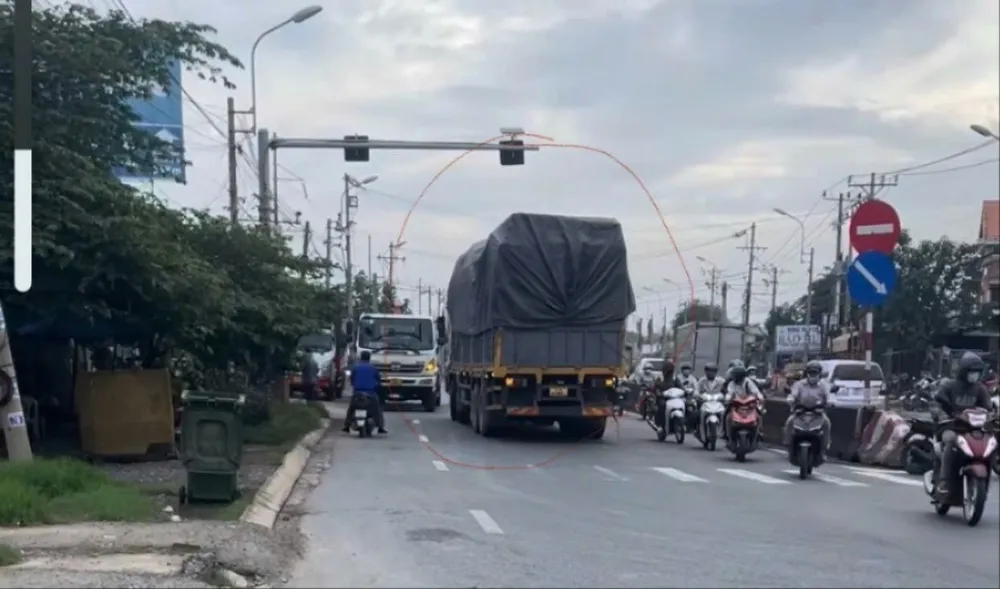 chạy ngược chiều trên quốc lộ 1 .jpg