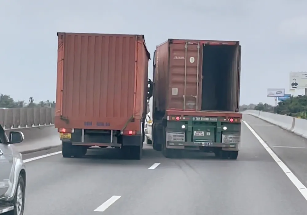 Hai xe chèn ép suýt gây tai nạn. Ảnh: Cắt từ clip. Cao tốc TP.HCM - Trung Lương.jpg