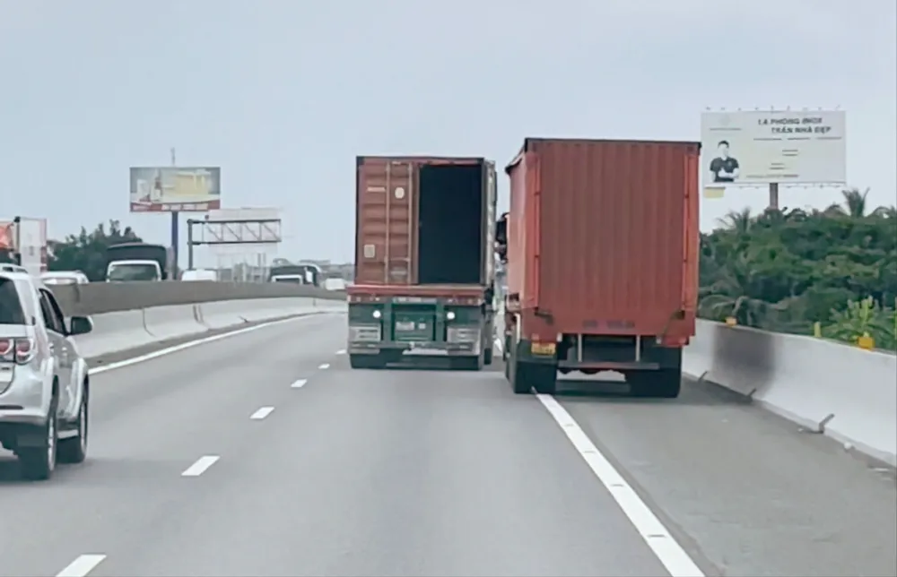 Hai xe chèn ép, rượt đuổi nhau trên cao tốc TP.HCM - Trung Lương. Ảnh: Cắt từ clip Cao tốc TP.HCM - Trung Lương.jpg