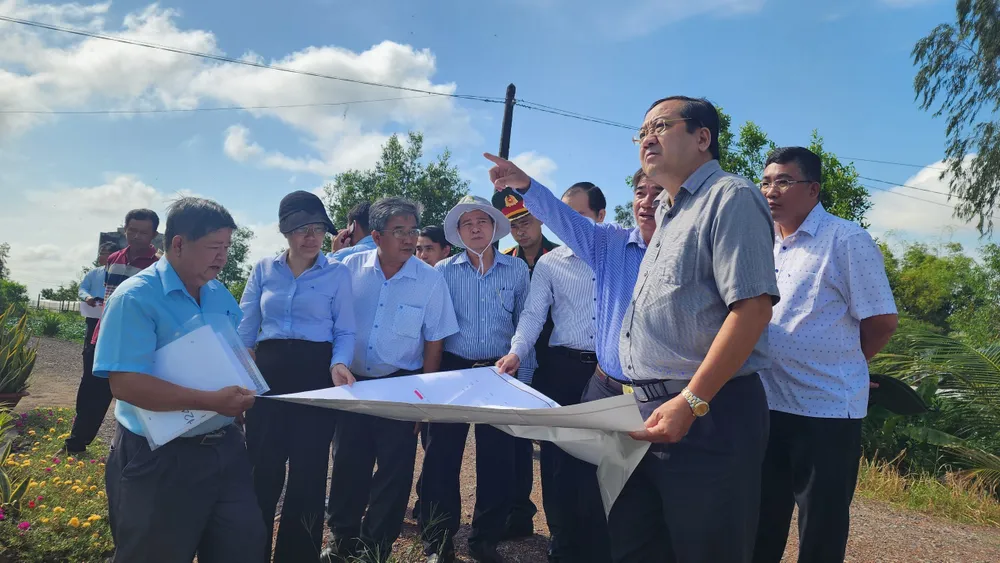Ông Nguyễn Minh Lâm ( người đeo kính bìa phải) đến khảo sát tình hình lũ gây ảnh hưởng sản xuất tại thị xã Kiến Tường. Ảnh: TH bị ngập úng.jpg