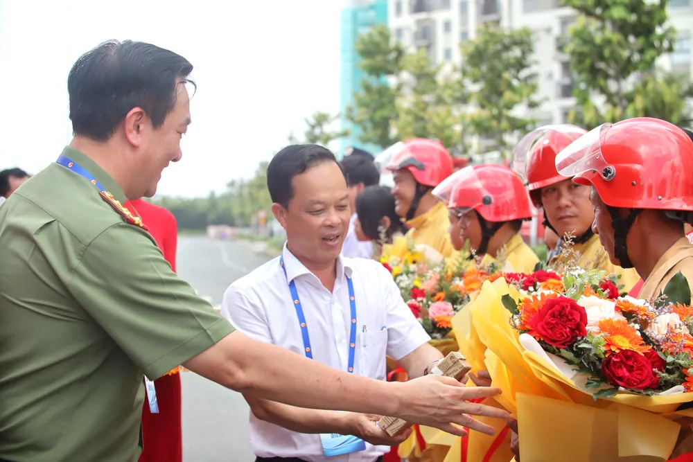 Lãnh đạo Công an tỉnh Long An và huyện Bến Lức trao tặng hoa và quà cho các đơn vị tham gia diễn tập. Ảnh: HD diễn tập PCCC (20).JPG
