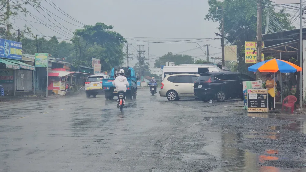 quoc-lo-62-bi-lan-chiem-lam-noi-dau-do-kinh-doanh-buon-ban (1).jpg