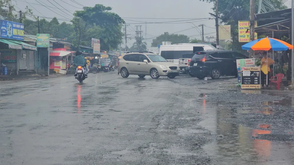 quoc-lo-62-bi-lan-chiem-lam-noi-dau-do-kinh-doanh-buon-ban (2).jpg