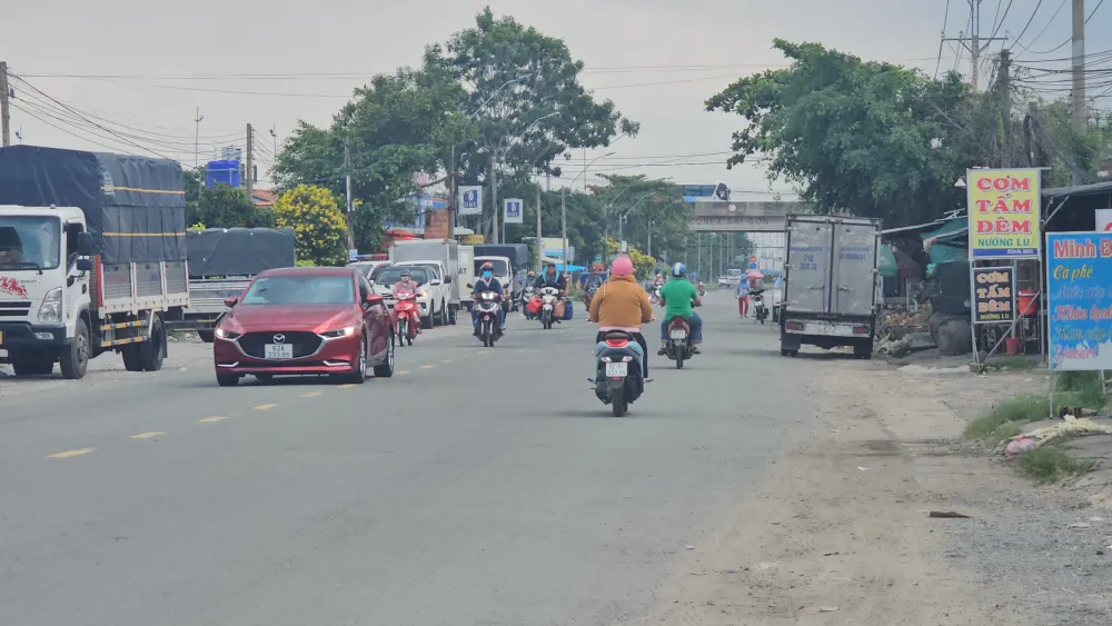 quoc-lo-62-bi-lan-chiem-lam-noi-dau-do-kinh-doanh-buon-ban (4).jpg