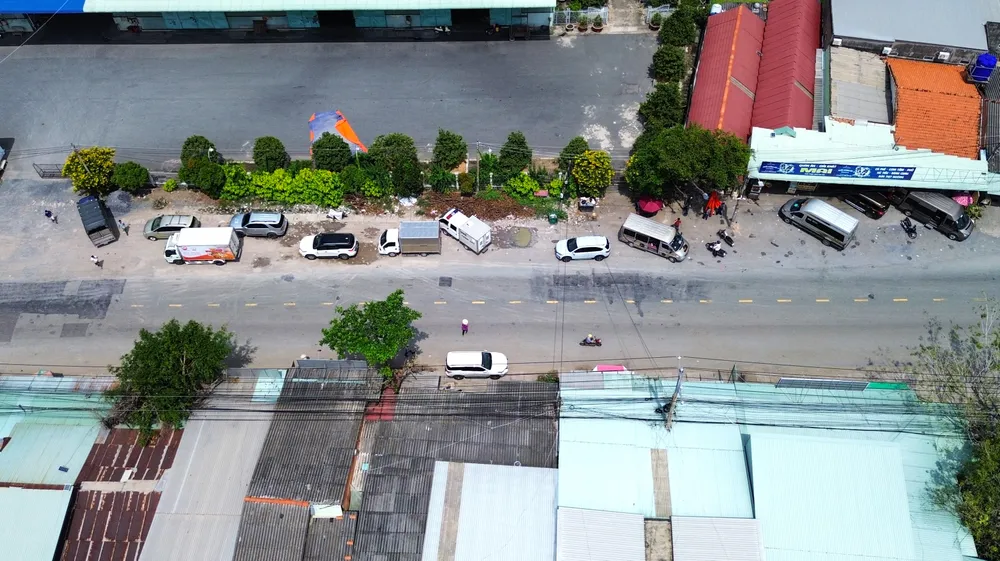 quoc-lo-62-bi-lan-chiem-lam-noi-dau-do-kinh-doanh-buon-ban (6).JPG