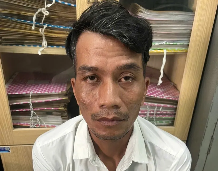 Sơn Quành Ni bị công an bắt giữ khi đang trốn truy nã tại huyện Đức Hòa. Ảnh: CA trốn truy nã.jpeg