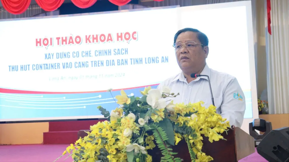 Thu hút container vào cảng.jpg