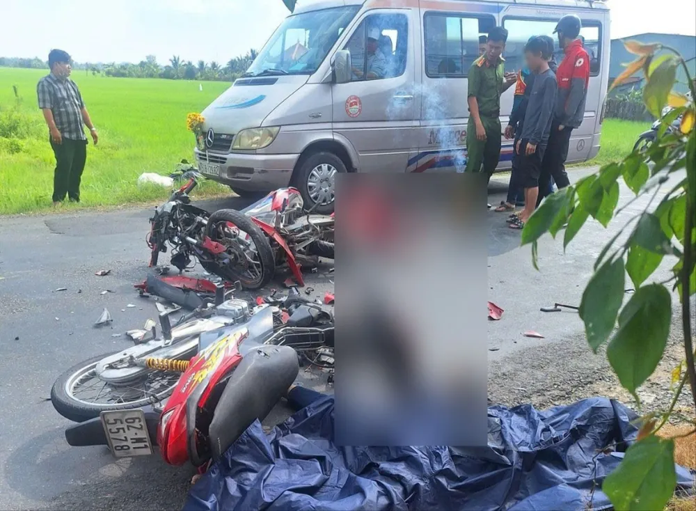 2 xe máy tông trực diện.jpg