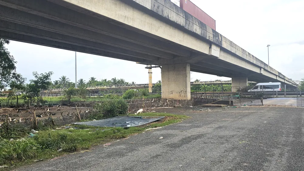 Nhếch nhác khu vực dưới nút giao Quốc lộ 62 lên cao tốc TP.HCM - Trung Lương