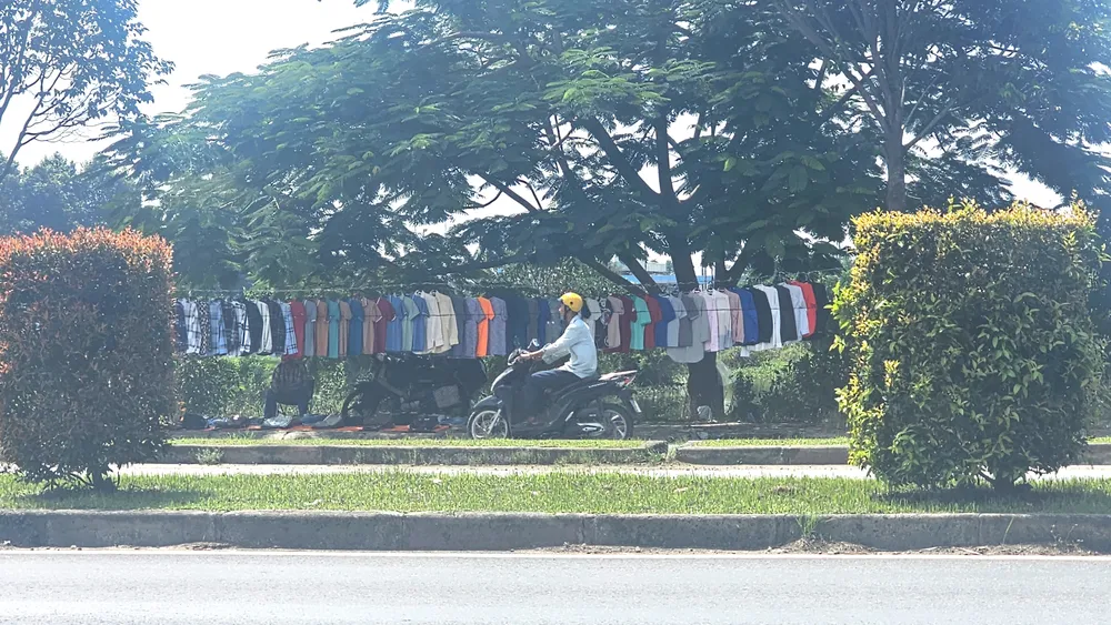 Nhếch nhác khu vực dưới nút giao Quốc lộ 62 lên cao tốc TP.HCM - Trung Lương