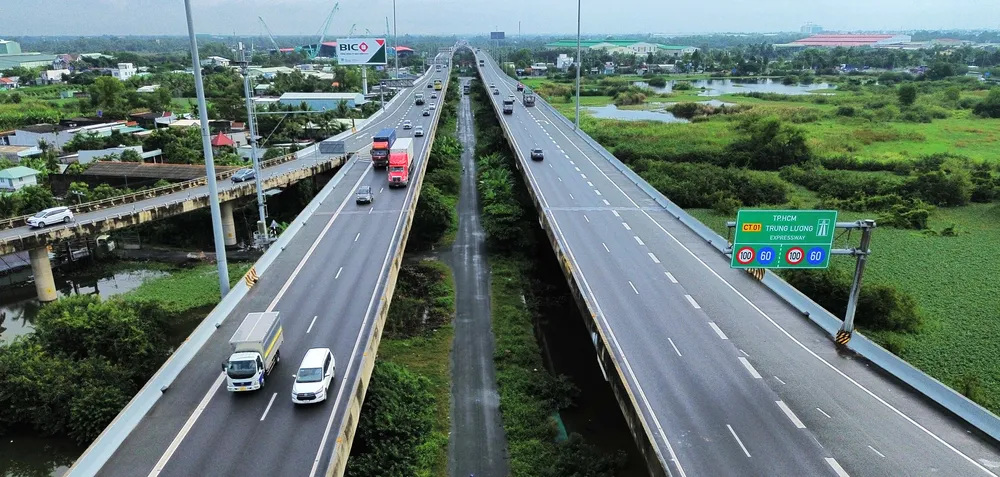 Nhếch nhác khu vực dưới nút giao Quốc lộ 62 lên cao tốc TP.HCM - Trung Lương