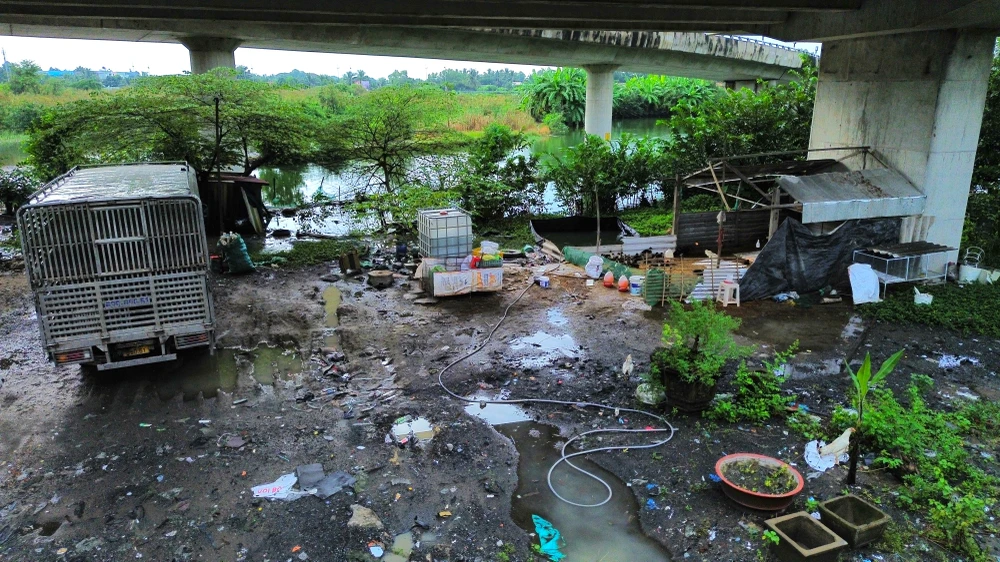 Nhếch nhác khu vực dưới nút giao Quốc lộ 62 lên cao tốc TP.HCM - Trung Lương