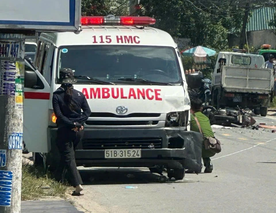 va chạm với xe cứu thương.jpg