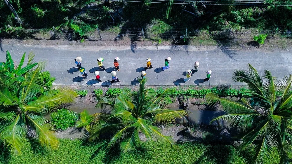 Câu lạc bộ phụ nữ khởi nghiệp nghề chằm nón lá và vẽ trang trí nghệ thuật ở xã An Ninh Tây đang trên đà phát triển, xây dựng thương hiệu. Ảnh: HD DJI_0014.jpg