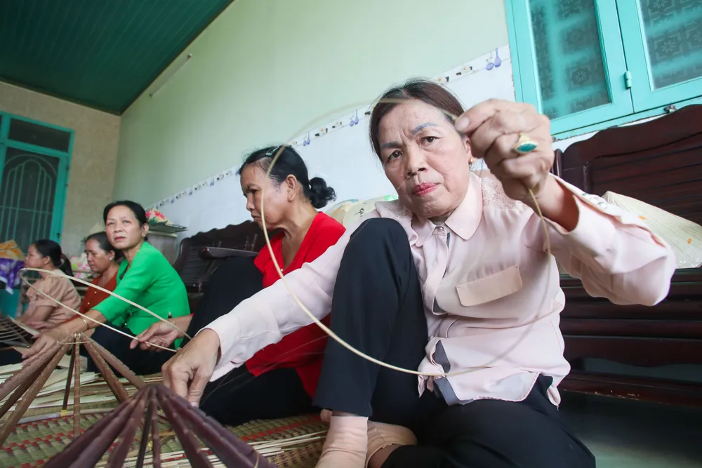 Bà Trương Thị Đoan luôn đam mê với nghề chằm nón quê hương. Ảnh: HD IMG_9341.jpg