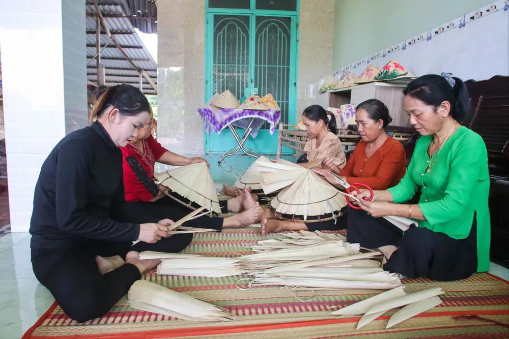 Nghề chằm nón lá ở xã Ninh Tây có từ lâu đời và lưu giữ đến ngày nay. Ảnh: HD nghề chằm nón lá.jpg