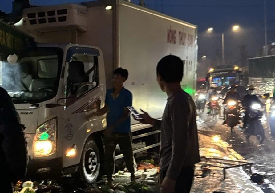 xe tải lao vào sạp rau 1.jpg