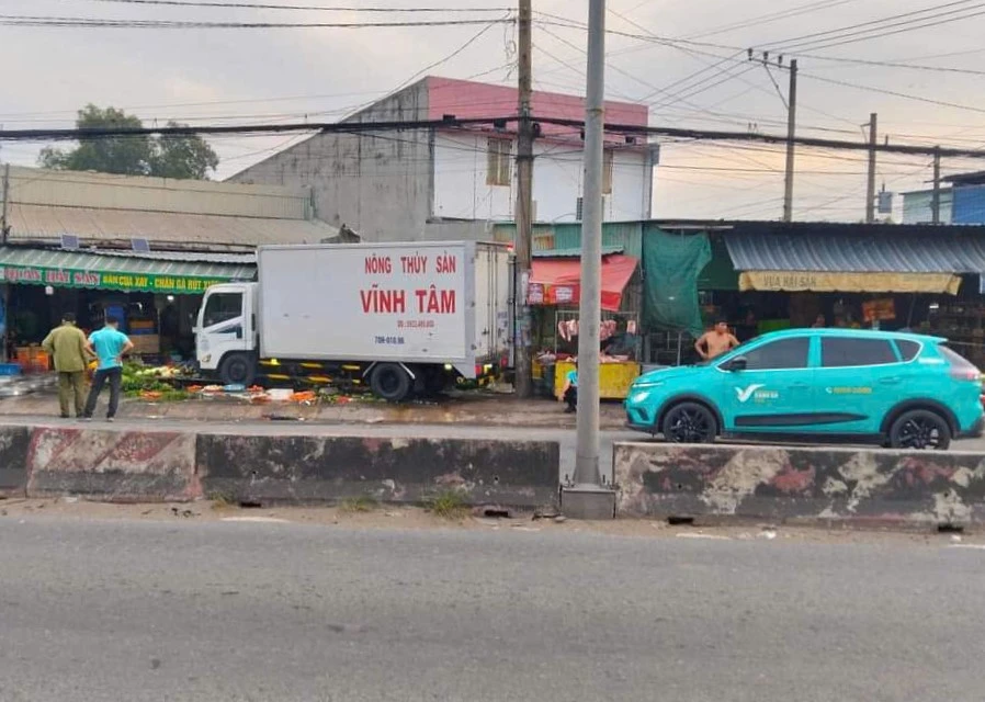 xe tải lao vào sạp rau.jpg