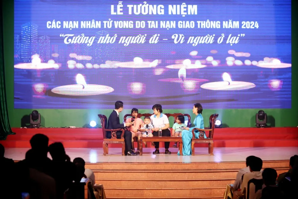 Gia đình các nạn nhân chia sẻ tại buổi lễ. Ảnh: HUỲNH DU Tưởng niệm các nạn nhân tử vong.JPG