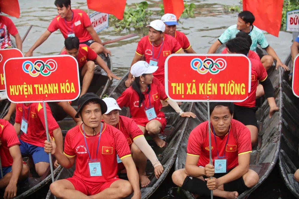 đua xuồng ba lá.JPG