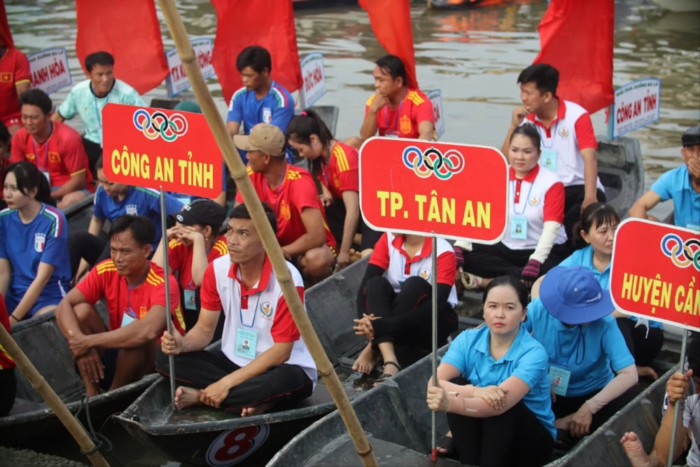 đua xuồng ba lá.JPG