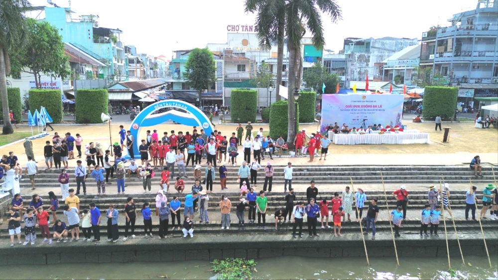 đua xuồng ba lá.jpg